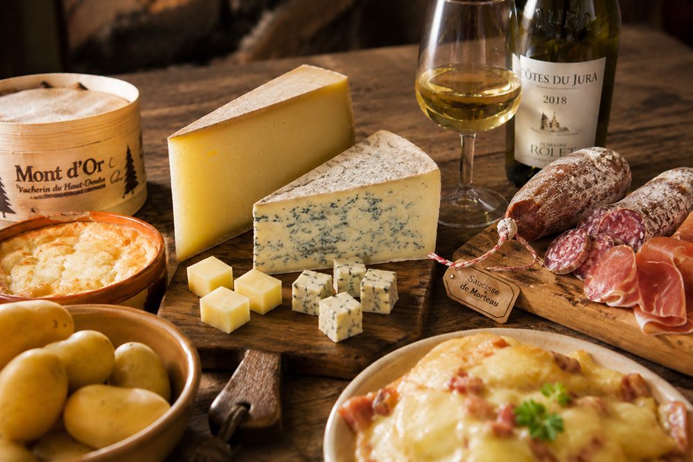 Produits emblématiques du Jura avec Comté, Bleu de Gex, Mont d'Or et spécialités régionales