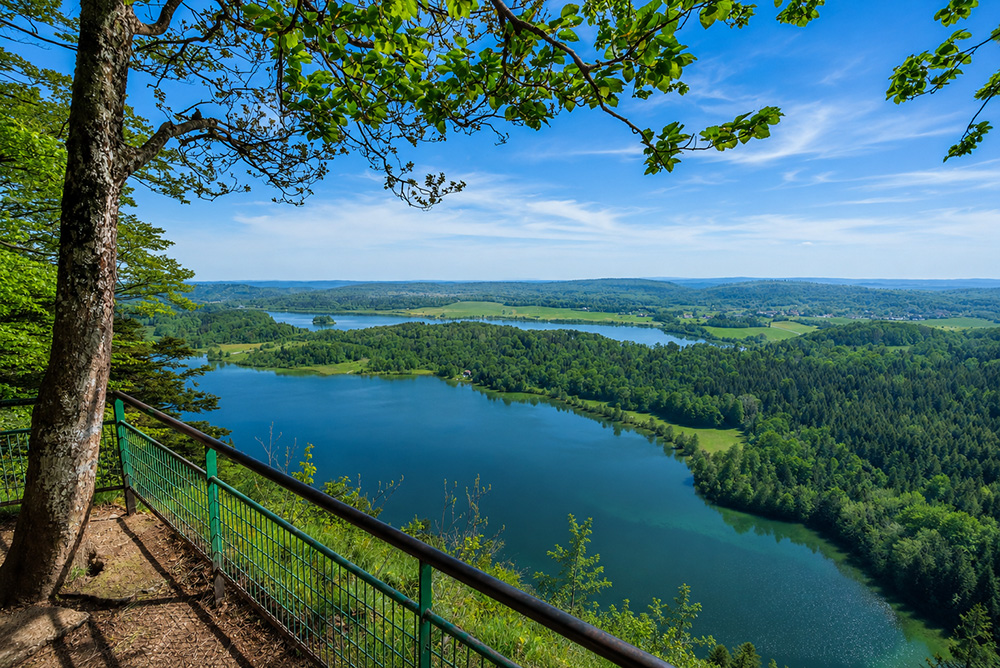 Vue panoramique sur les 4 lacs du Jura depuis le Pic de l'Aigle