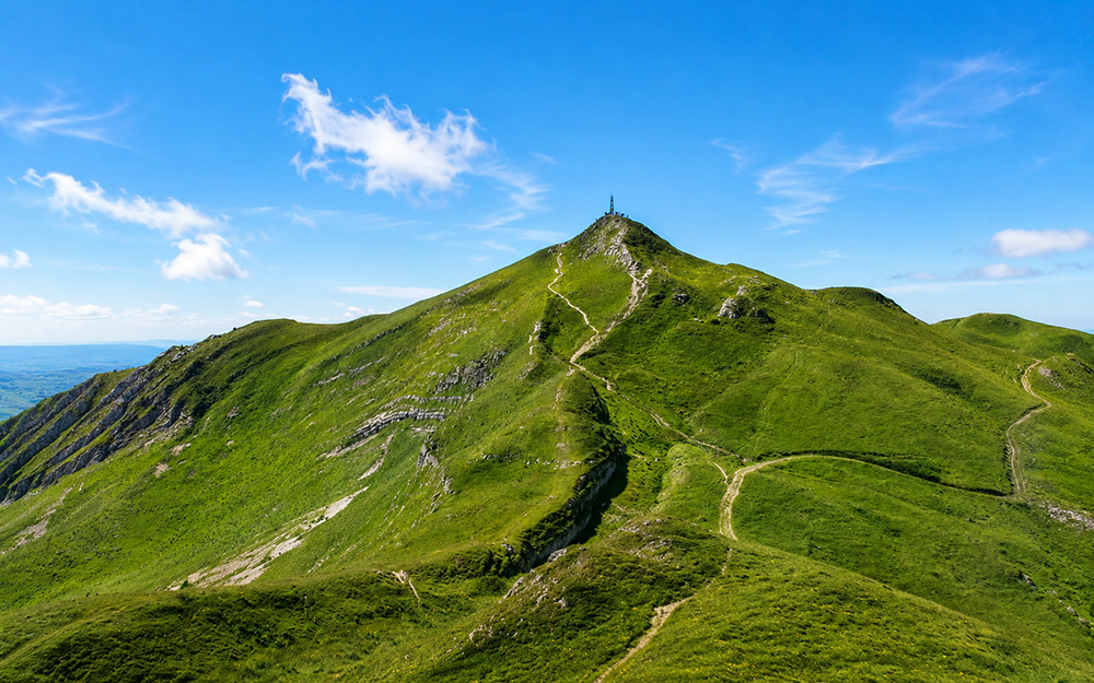 Sentier de randonnée menant au sommet du Reculet dans le massif du Jura